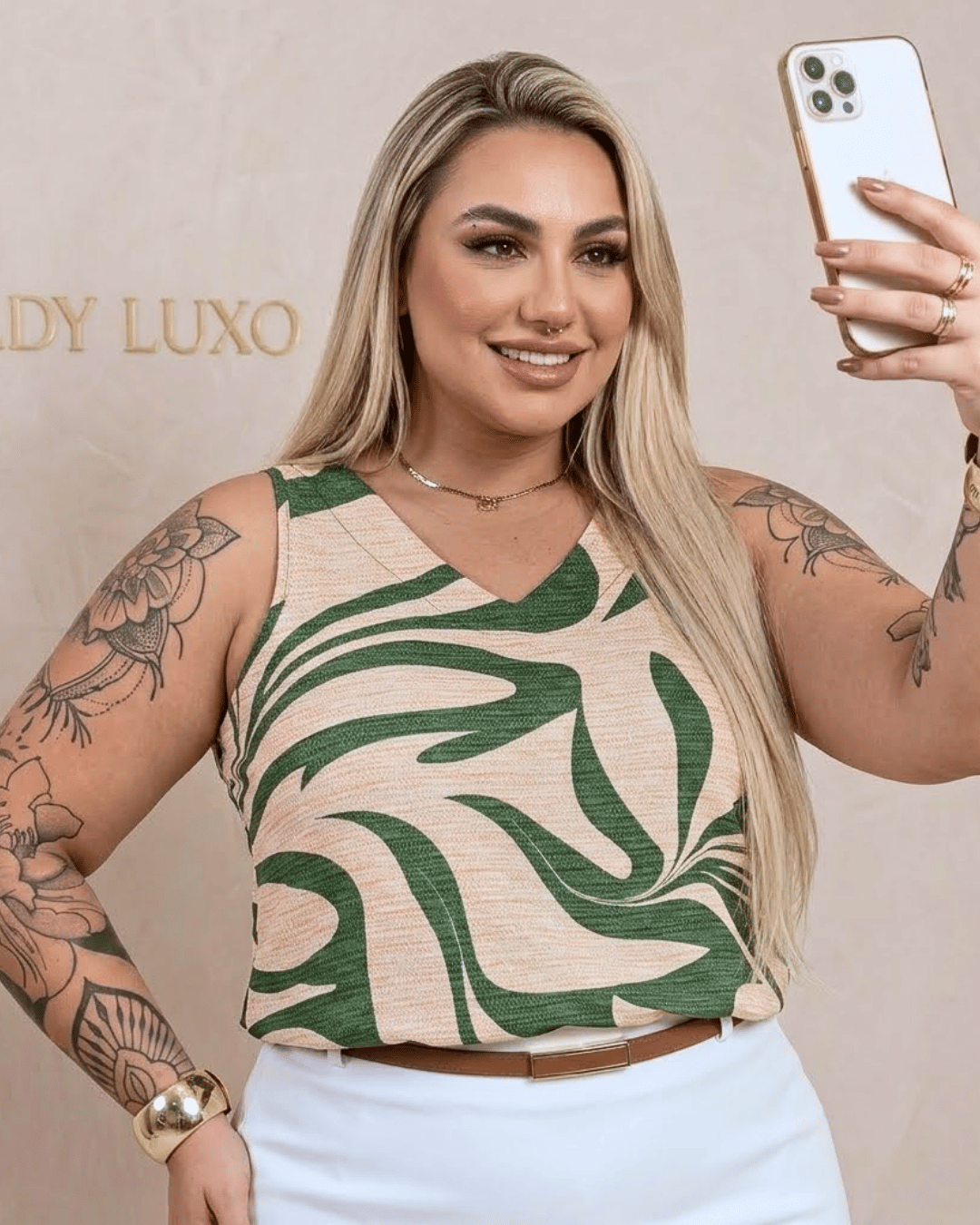 Regata Social Decote V Plus Size Estampada