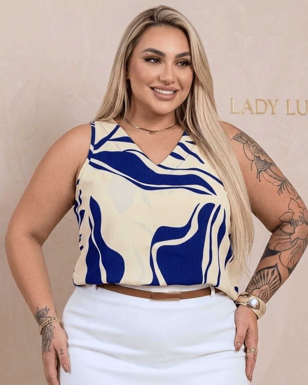 Regata Social Decote V Plus Size Estampada