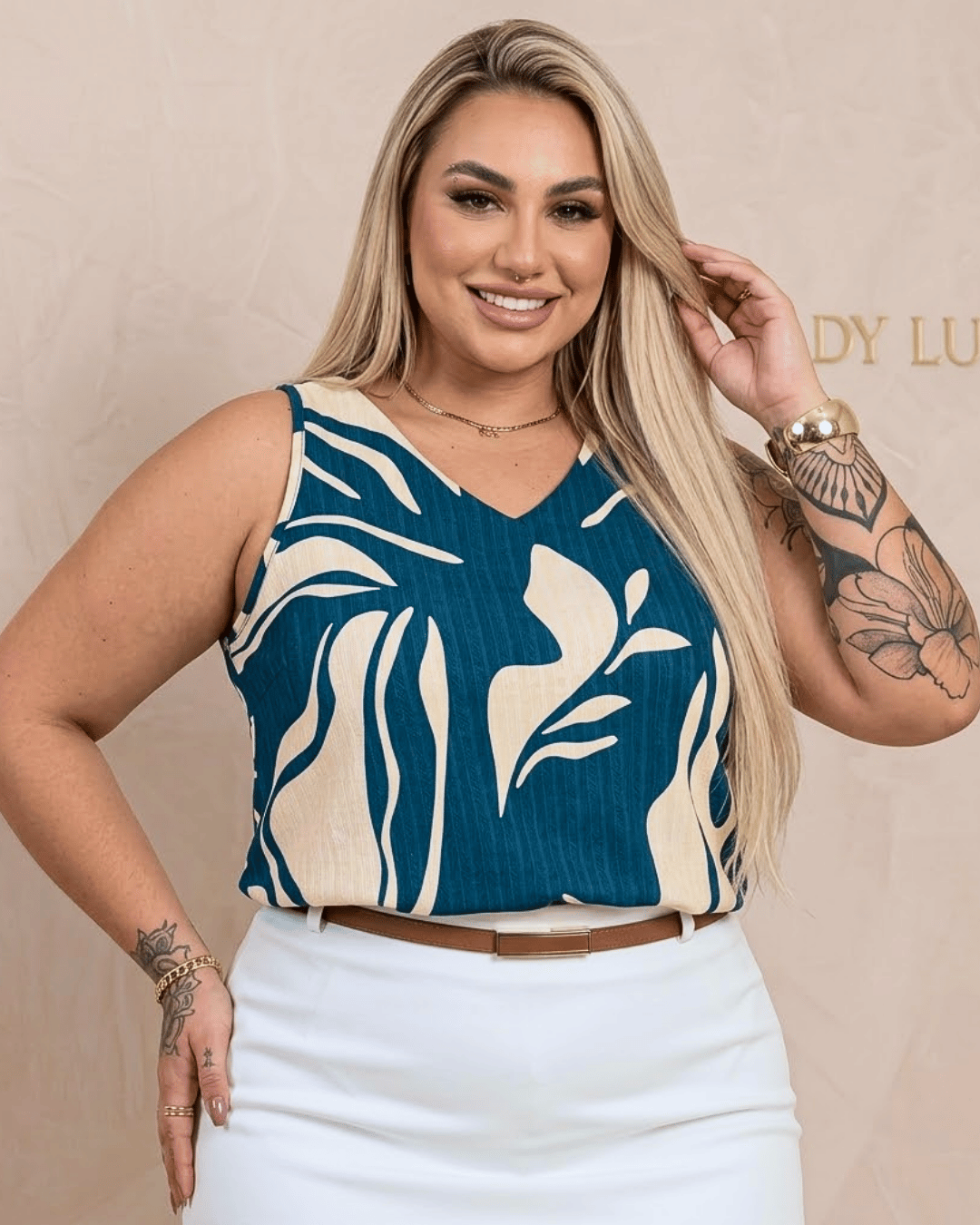 Regata Social Decote V Plus Size Estampada