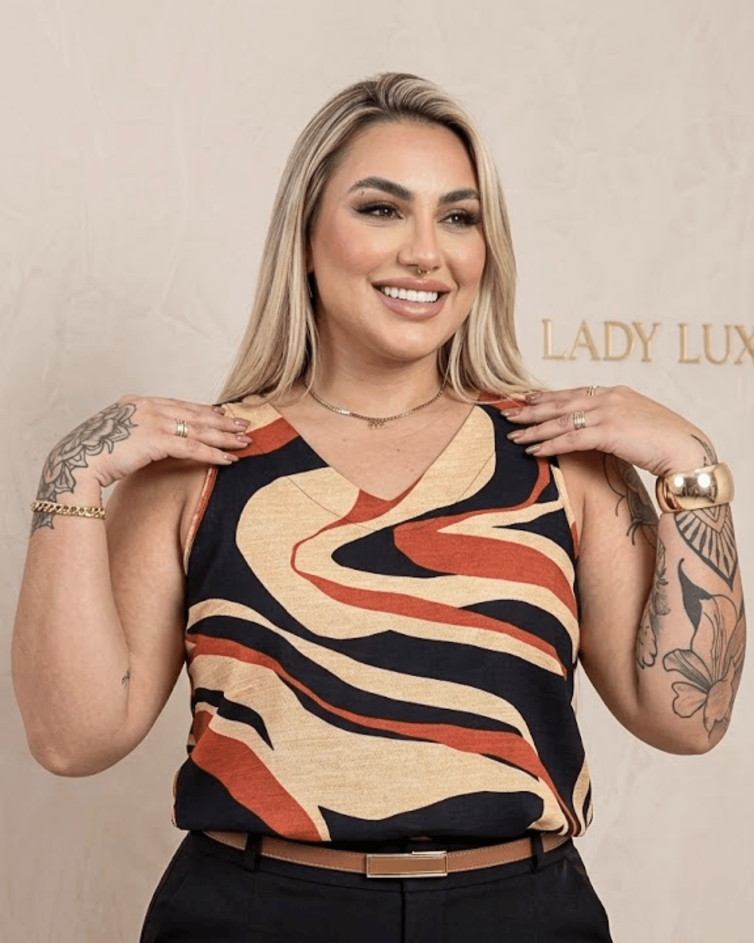 Regata Social Decote V Plus Size Estampada