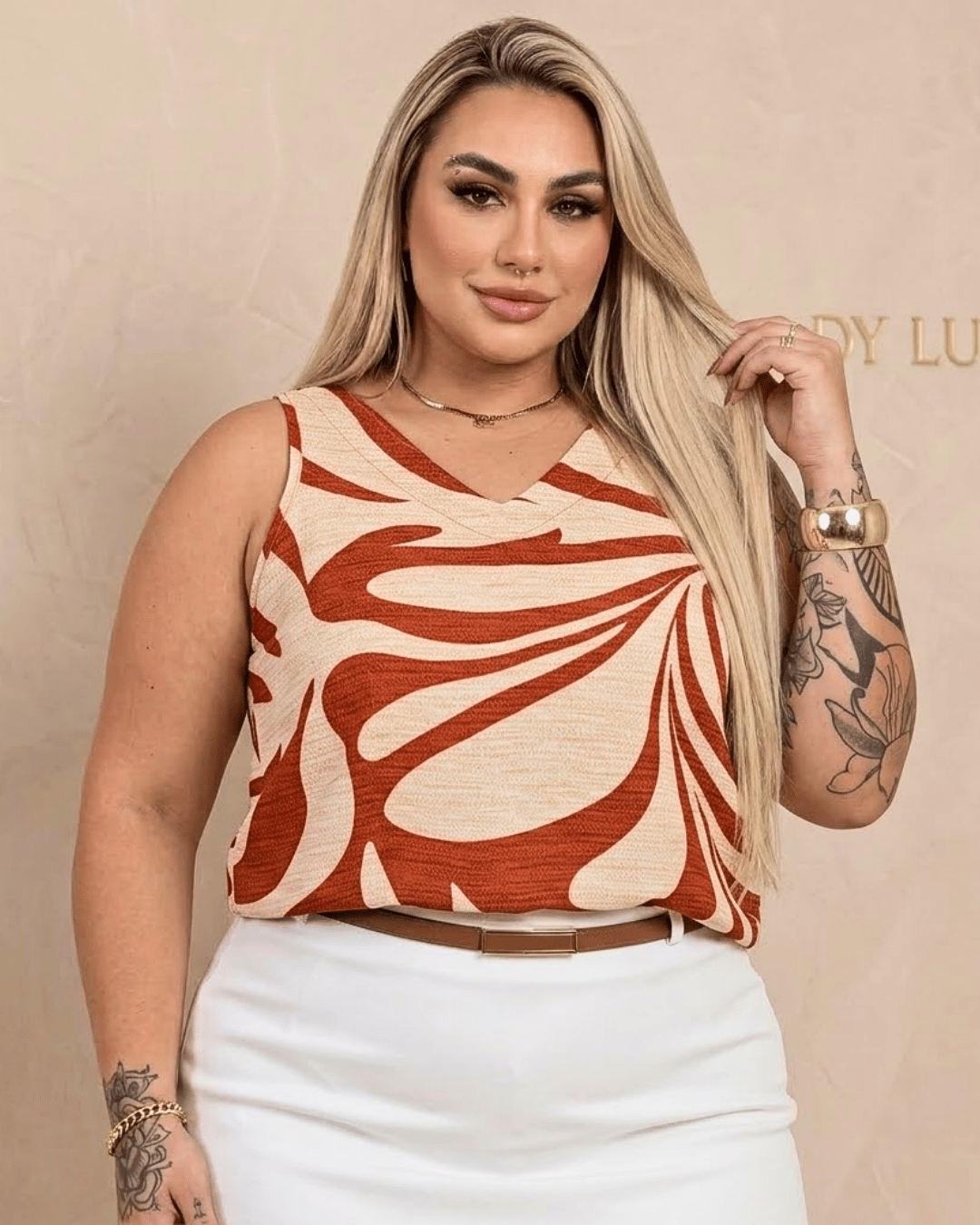 Regata Social Decote V Plus Size Estampada
