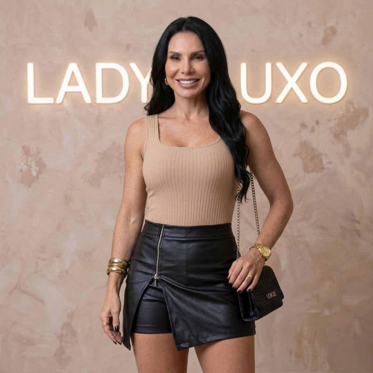 Shorts Saia Couro Cirre Fenda Detalhe Ziper