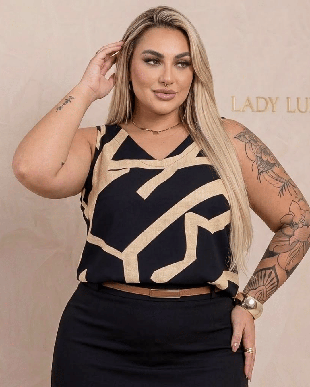 Regata Social Decote V Plus Size Estampada