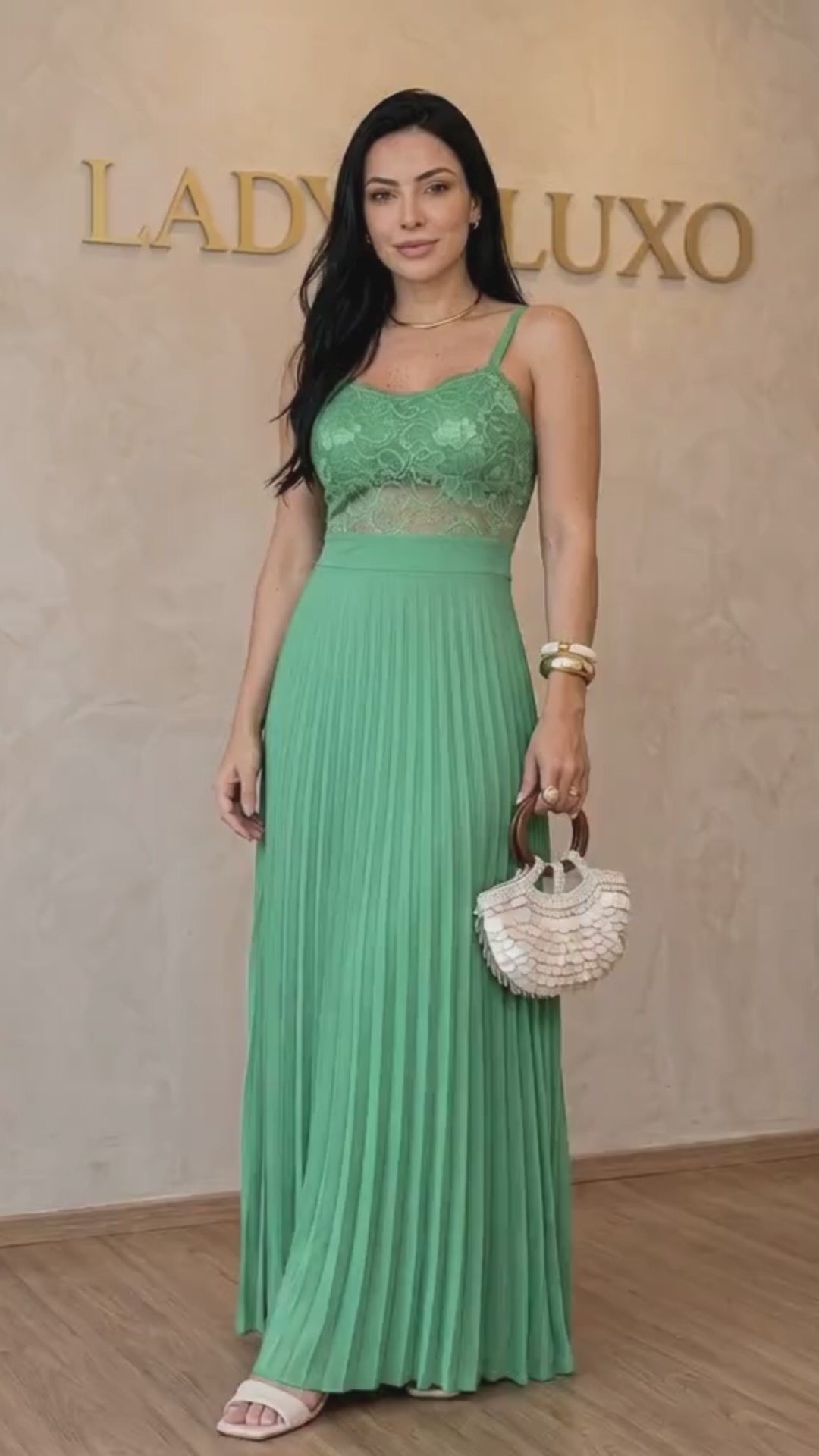 Vestido Longo Plissado Detalhe Renda