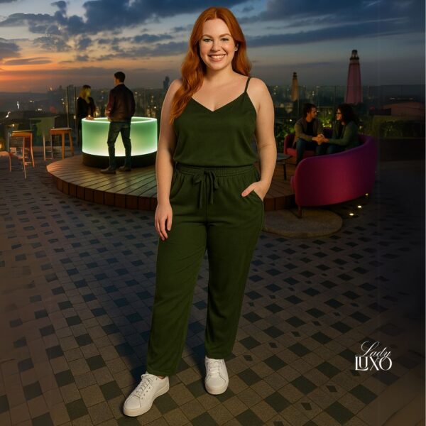 Calça pantalona verde militar Lady Luxo – suede com bolsos, tamanhos P ao GG, caimento elegante e confortável