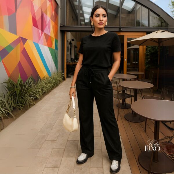 Calça pantalona preta Lady Luxo – suede com bolsos, modelagem ampla, tamanhos P ao GG, elegância atemporal