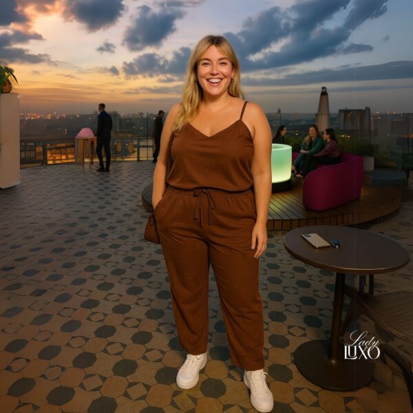 Calça pantalona marrom Lady Luxo – suede confortável com bolsos, tamanhos P ao GG, visual sofisticado para dias frios